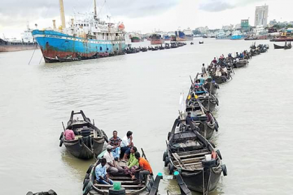 ঘাটের ইজারা পেতে কর্ণফুলীতে মাঝিদের অনশন