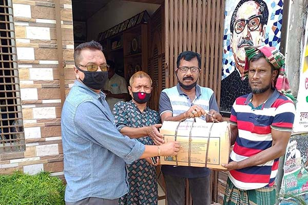 বগুড়ায় করোনায় কর্মহীন ও অস্বচ্ছল মানুষের পাশে যুবলীগ নেতা লিটন 
