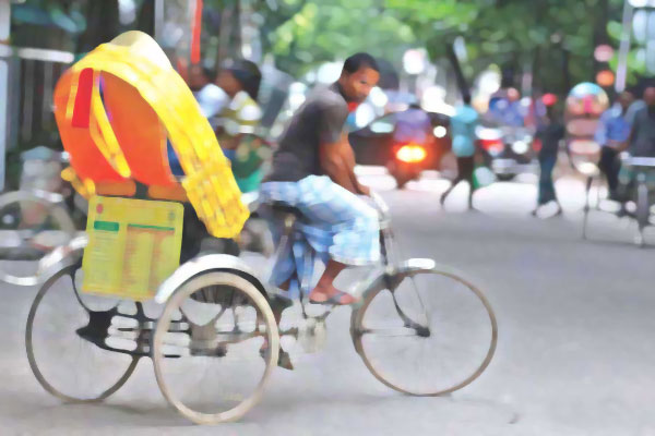 রাজধানীতে রিকশা থেকে পড়ে ৮০ বছরের বৃদ্ধার মৃত্যু