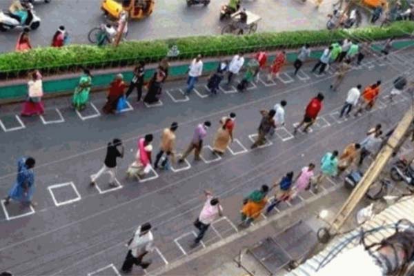 করোনা সংক্রমণ ঠেকাতে ২ মিটার দূরত্ব কি যথেষ্ট? 