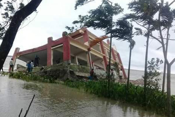 নদীর ভাঙনে দেবে গেছে স্কুল ভবন 
