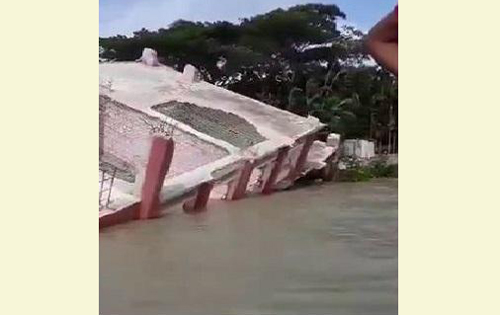বরিশালে নদীগর্ভে বিদ্যালয়