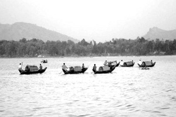 চাঁদা চেয়ে হুমকি বন্ধ মাছ শিকার