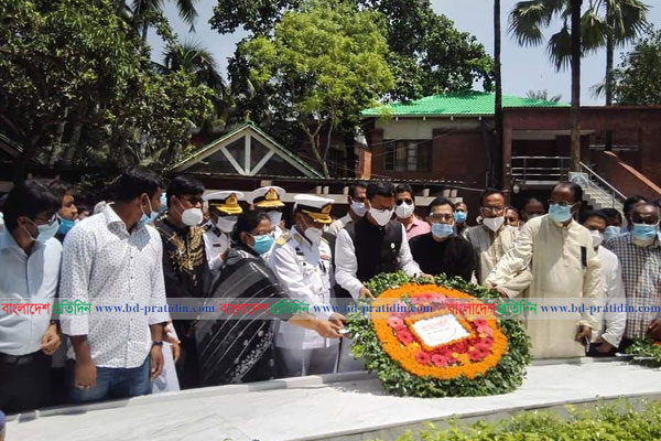 বঙ্গবন্ধুর সমাধিতে নৌ প্রতিমন্ত্রীর শ্রদ্ধা