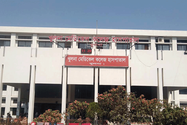শরীরে স্প্লিন্টার নিয়ে কাতরাচ্ছে স্কুলছাত্রী লামিয়া