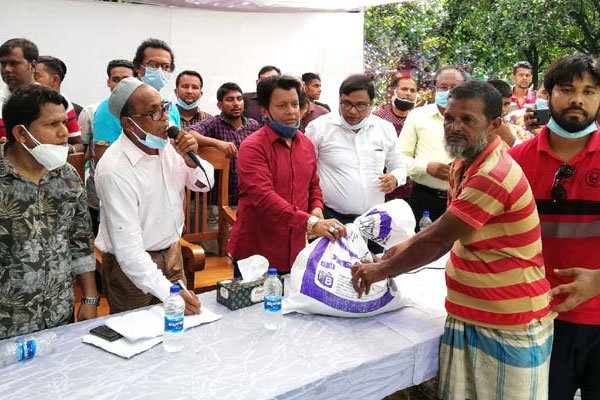 রূপগঞ্জে বসুন্ধরা গ্রুপের উদ্যোগে ত্রাণ বিতরণ