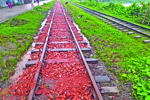 ময়মনসিংহে রেললাইন সংস্কারে সুরকি-বালু
