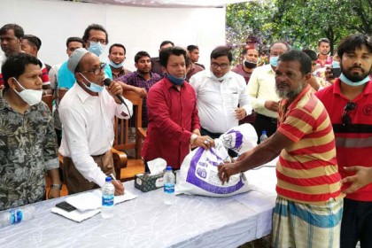 রূপগঞ্জে বসুন্ধরা গ্রুপের উদ্যোগে ত্রাণ বিতরণ