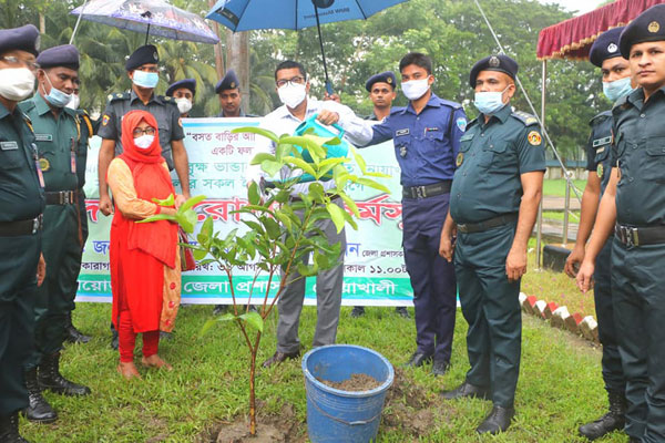 নোয়াখালীতে জাতীয় শোক দিবস উপলক্ষে বৃক্ষরোপণ 
