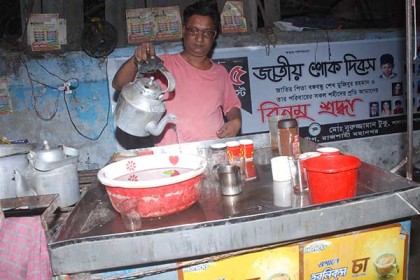 রাজশাহীতে করোনায় চা বিক্রেতার আয় কমেছে ৯০ ভাগ