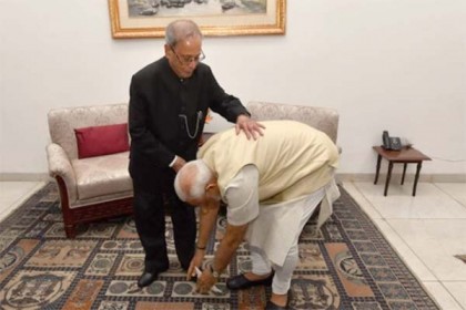 আশীর্বাদ নেওয়ার ছবি দিয়ে প্রণবকে স্মরণ, ৭ দিনের শোক ঘোষণা