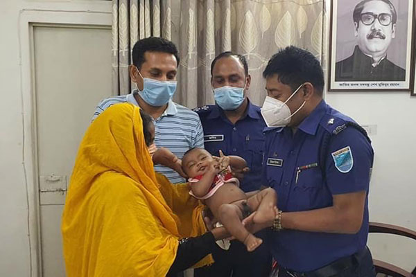 চুরি হওয়া শিশুকে মায়ের কোলে ফিরিয়ে দিল পুলিশ

