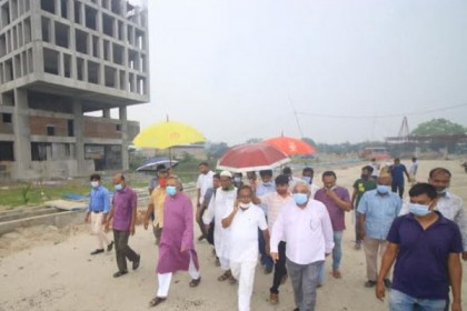 রাজশাহীতে হাইটেক পার্ক পরিদর্শন শেষে বৃক্ষরোপণ করলেন এমপি বাদশা