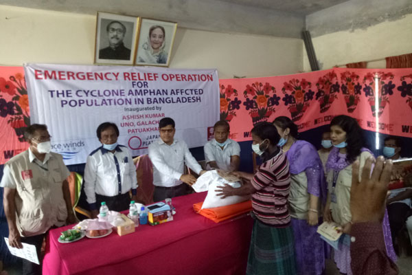 পটুয়াখালীতে ঘূর্ণিঝড় আম্পানে ক্ষতিগ্রস্ত ২০০ মানুষকে সহায়তা 

