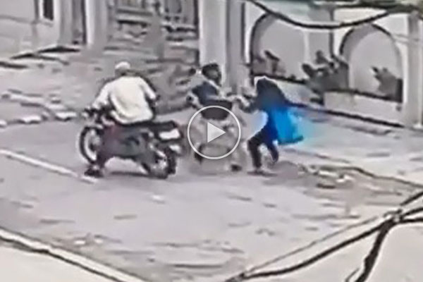 ছিনতাইকারীকে বাইক থেকে টেনে নামিয়ে উচিৎ শিক্ষা ১৫ বছরের কিশোরীর! (ভিডিও)