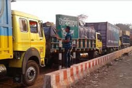 পাটুরিয়া-দৌলতদিয়ায় ট্রাকের দীর্ঘ জট, দুর্ভোগ চরমে
