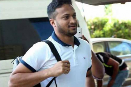 দেশে ফিরলেন সাকিব