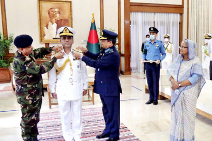 অ্যাডমিরাল র‌্যাংক ব্যাজ পরানো হলো নৌবাহিনী প্রধানকে