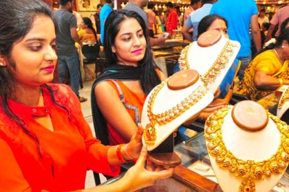 ভারতে স্বর্ণের দাম পড়ে দাঁড়াল ৫০ হাজারের ঘরে!