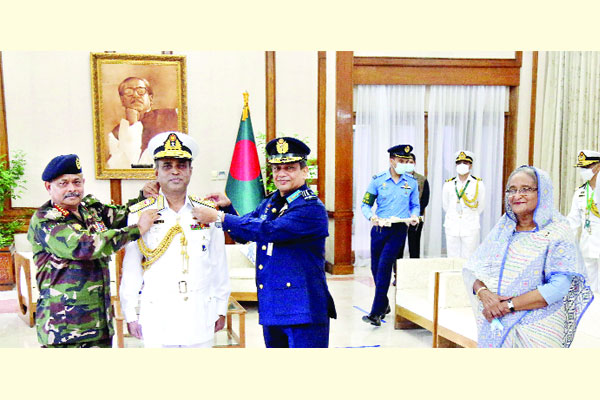 নৌবাহিনী প্রধানকে র্যাঙ্ক ব্যাজ পরিয়ে দেন সেনাবাহিনী ও বিমানবাহিনী প্রধান