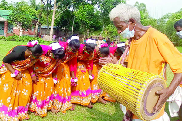 ক্ষুদ্র নৃ-গোষ্ঠীর বর্ণাঢ্য কারাম উৎসব
