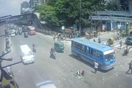 বাসচাপায় বিএসএমএমইউ কর্মকর্তার পা বিচ্ছিন্ন 

