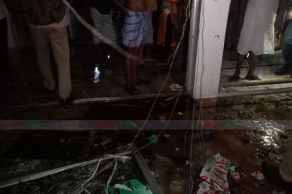 মানুষের চামড়া পুড়ে লেগে আছে মসজিদের মেঝেতে