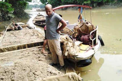 হালদা নদী থেকে বালু উত্তোলনের ১০ নৌকা ধ্বংস  