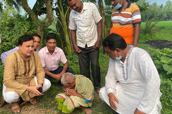 ভিক্ষারত অন্ধ বৃদ্ধার দায়িত্ব নিলেন এমপি মোশারফ 