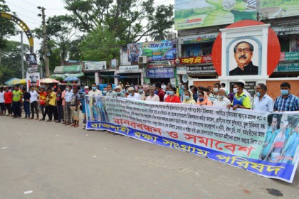 ইন্টার্ন চিকিৎসকদের হামলার প্রতিবাদে 
রাজশাহীতে মানববন্ধন