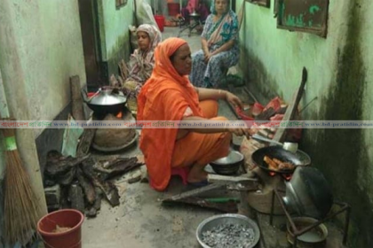 বিস্ফোরিত এলাকার বাসিন্দারা লাকড়ি দিয়ে রান্না করছেন