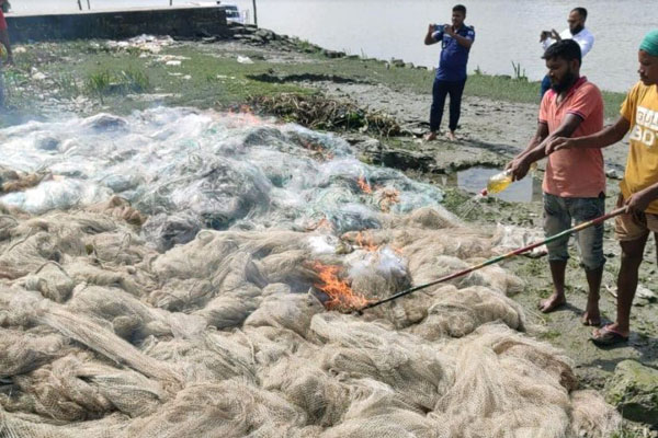 কলাপাড়ায় আড়াই লাখ মিটার অবৈধ জাল জব্দ