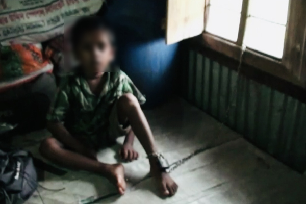 সাত বছরের শিশুকে শিকল বেঁধে নির্যাতন!