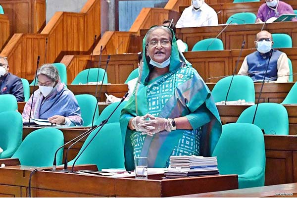 গণভবনের লেকে মাঝে মধ্যে ছিপ নিয়ে মাছও ধরি : প্রধানমন্ত্রী

