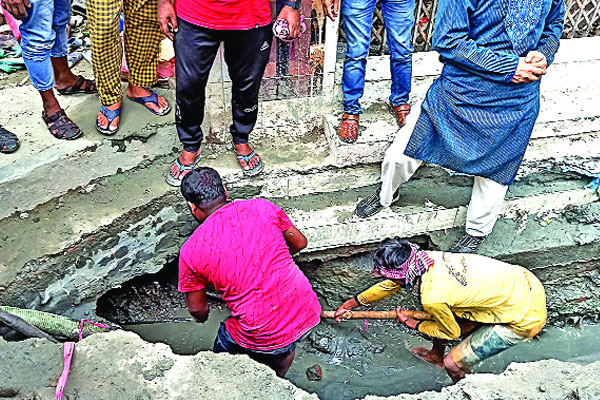 সিঁড়ির নিচে গ্যাস লাইনের সন্ধান