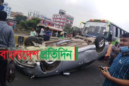 বেপরোয়া বাসের ধাক্কায় উল্টে গেল প্রাইভেটকার

