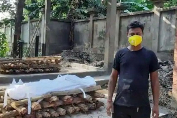 ৪ শতাধিক করোনায় আক্রান্ত মরদেহ সৎকার করে ক্লান্ত রামানন্দ 