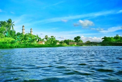নীল আকাশের নিচে অপরূপ সৌন্দর্যে ডাকাতিয়া নদী