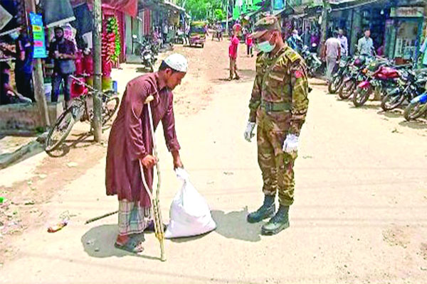 ত্রাণ বিতরণ