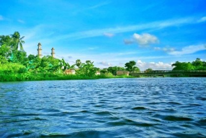 নীল আকাশের নিচে অপরূপ সৌন্দর্যে ডাকাতিয়া নদী