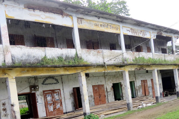 বাগেরহাটে সরকারি পরিত্যক্ত ভবনগুলো দেখার কেউ নেই!