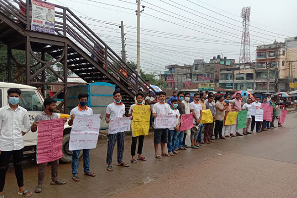 ভালুকায় নিরাপদ সড়কের দাবি