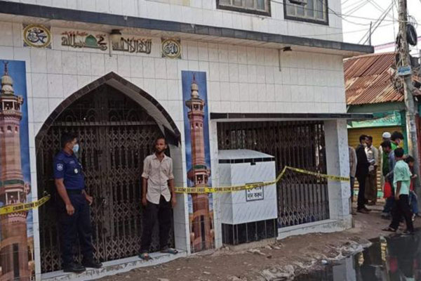 সেই মসজিদের সামনে ৩৬ অবৈধ পানির লাইন