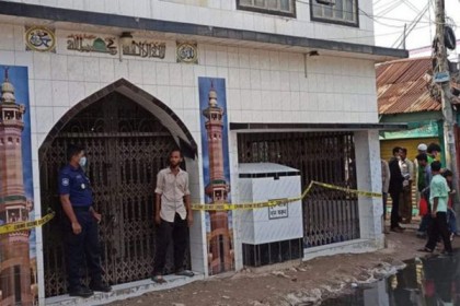 সেই মসজিদের সামনে ৩৬ অবৈধ পানির লাইন