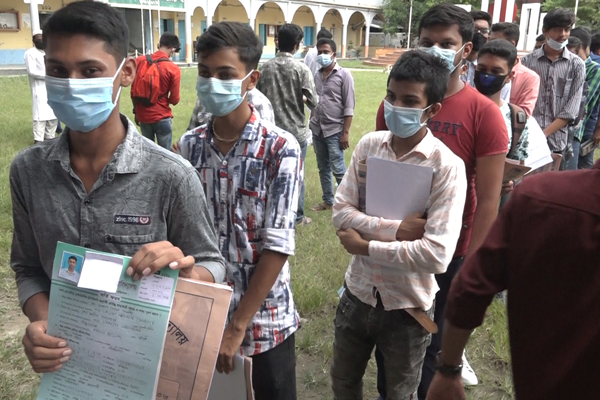 বরিশালে একাদশ শ্রেণির ভর্তিতে অতিরিক্ত অর্থ আদায়ের অভিযোগ 