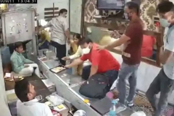 হ্যান্ড স্যানিটাইজ করে স্বর্ণের দোকানে ডাকাতি 