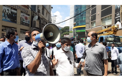 অবৈধ বিলবোর্ড-সাইনবোর্ড সরাতে 
ডিএনসিসি’র অভিযান