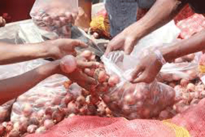 টিসিবির ৩০ টাকার পিয়াজ কিনতে দীর্ঘ লাইন

