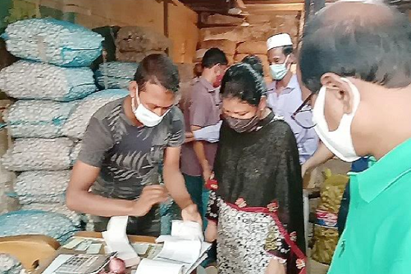 লাকসামে পিঁয়াজের পাইকারি মোকামে অভিযান: ৯০ হাজার টাকা জরিমানা