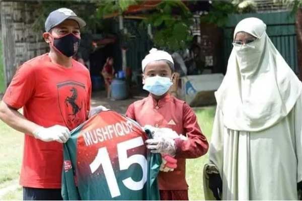 ক্রিকেট খেলে ভাইরাল হওয়া মা-ছেলেকে মুশফিকের উপহার


